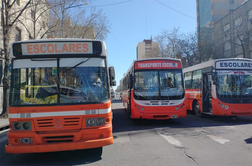 Transportistas escolares se movilizaron frente al Municipio en reclamo de soluciones concretas