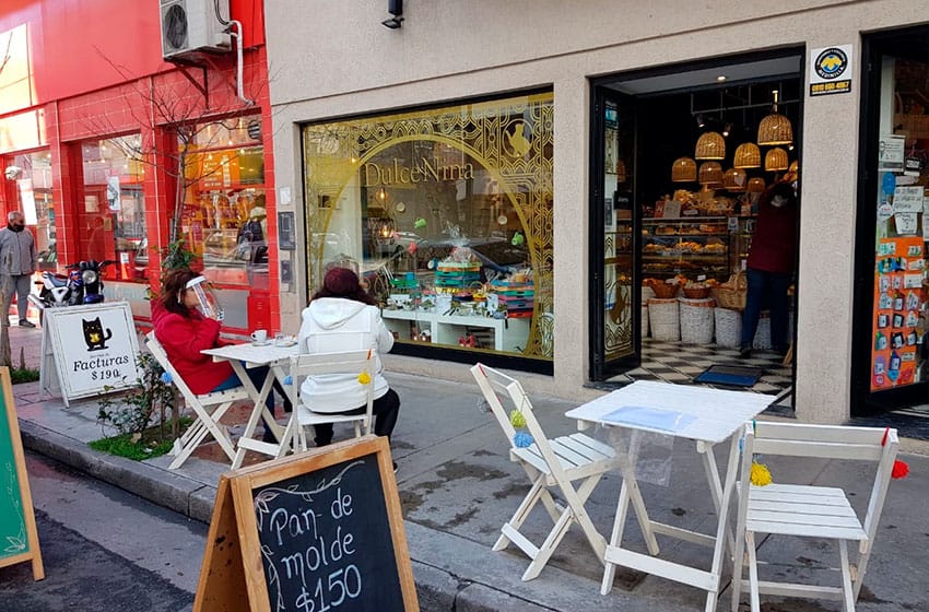 Con mesas afuera, comercios gastronómicos abrieron sus puertas a modo de protesta