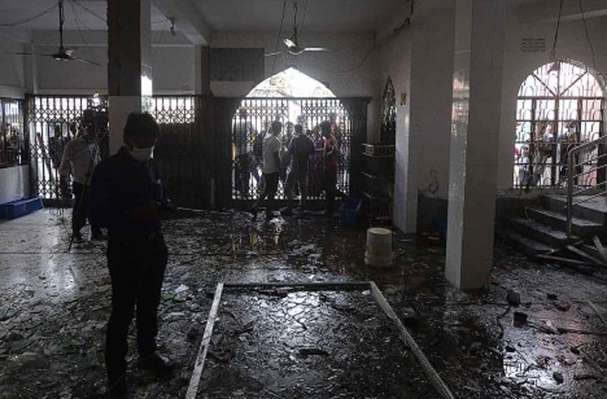 Al menos 16 muertos y 37 heridos graves por una explosión de gas en una mezquita de Bangladesh