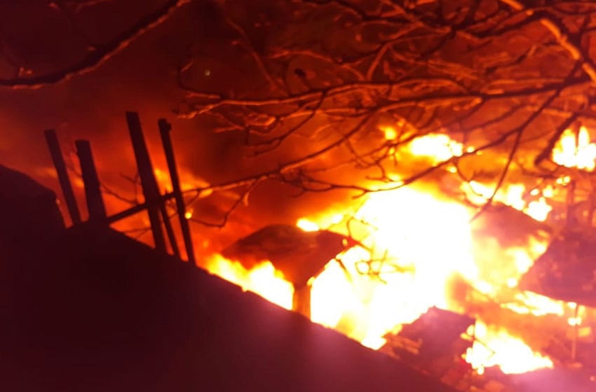 Se incendiaron 6 vehículos en un taller durante la madrugada