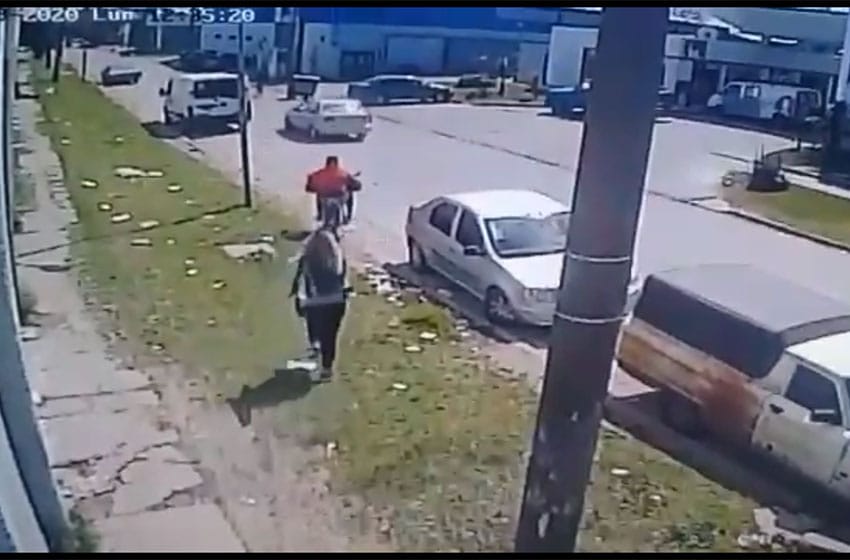En 2 segundos, un motochorro asaltó a una mujer en el barrio Las Américas