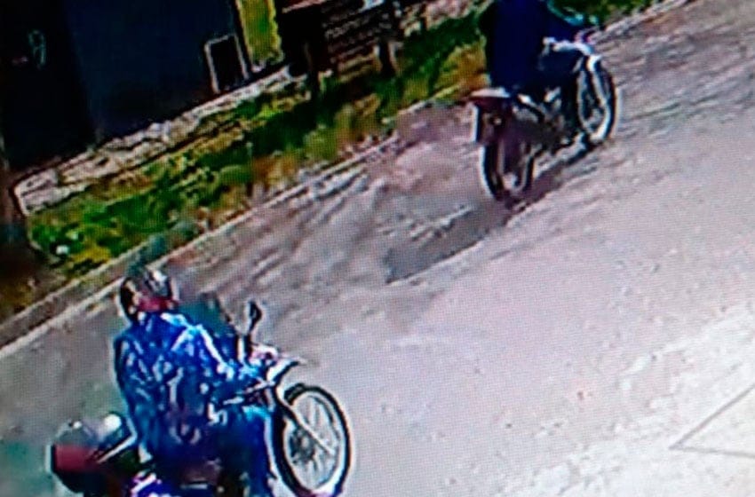 Vecino de Punta Mogotes difundió imágenes de delincuentes que le robaron la moto