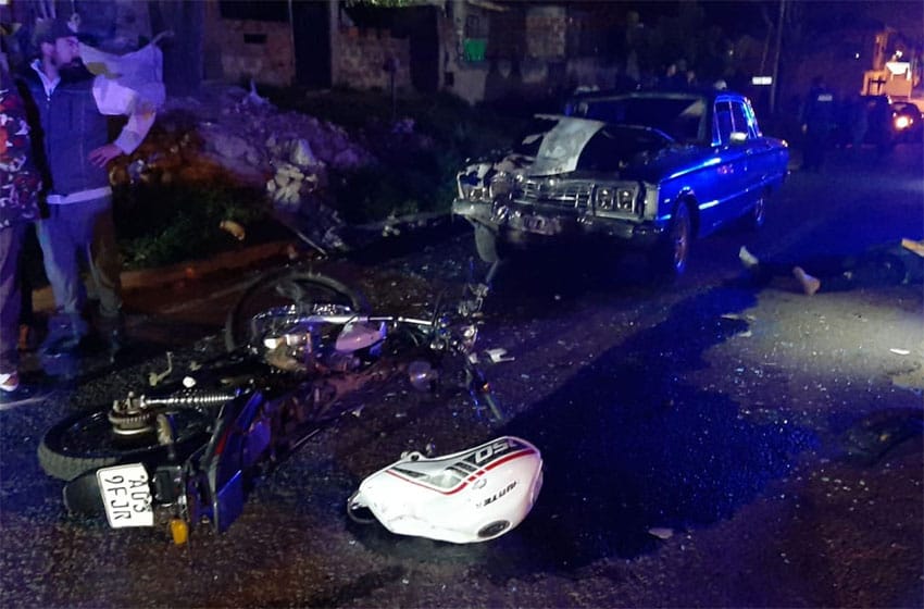 Una moto chocó con un contenedor y luego la embistió un auto: dos heridos