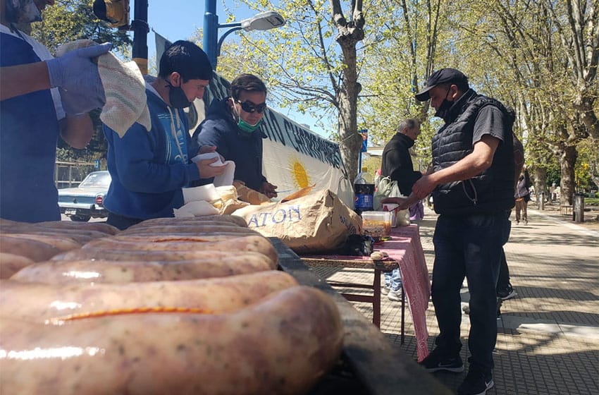 Choripaneros cocinaron frente a la Municipalidad a modo de protesta