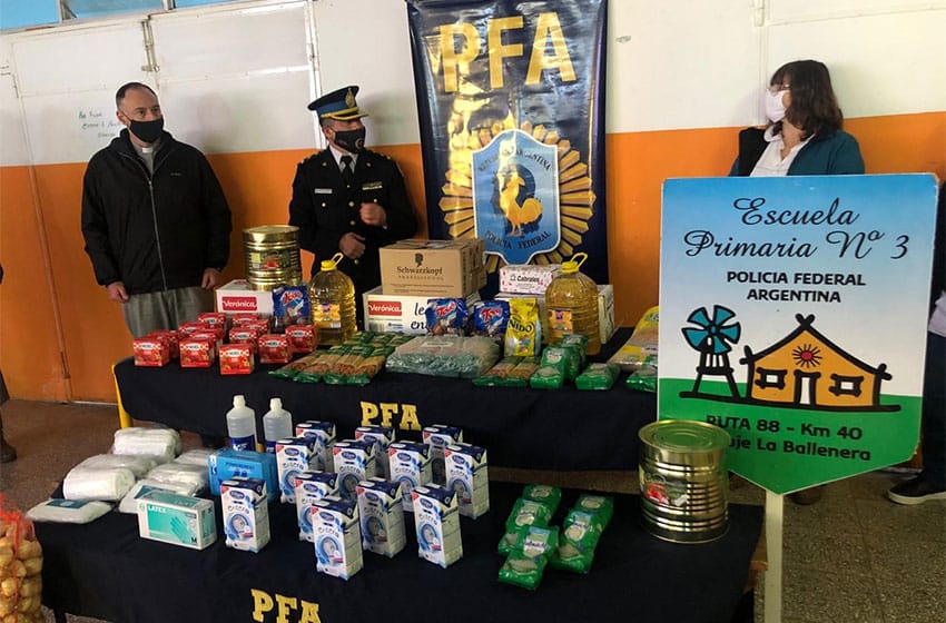 La Policía Federal donó alimentos a su escuela apadrinada en Miramar