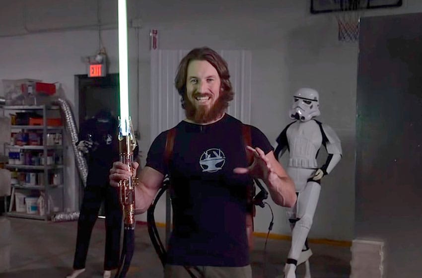 Un YouTuber creó un sable de Star Wars 100% funcional y potencialmente mortal