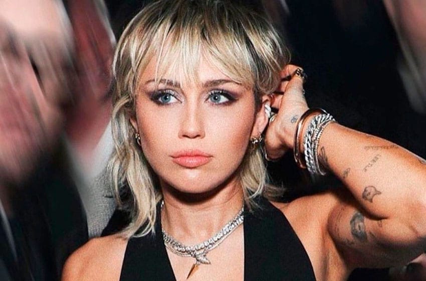 Miley Cyrus está trabajando en un disco con versiones de Metallica