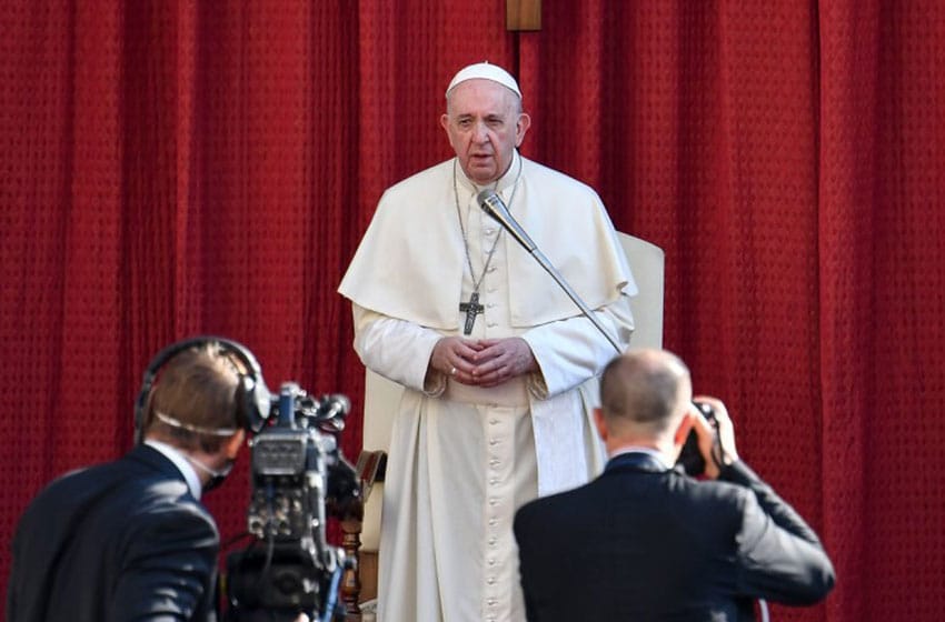 Francisco anunció que tiene firmada su renuncia en caso de que tenga que abandonar su papado