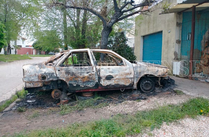 Pirómanos incendiaron 3 autos en barrio Cerrito Sur