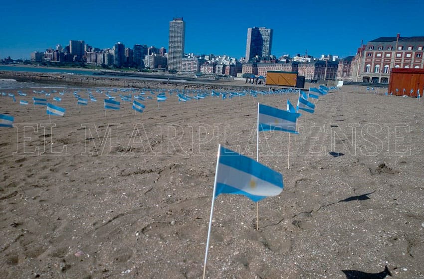 "Esto es por el Covid": el grito del marplatense que puso 504 banderas en homenaje a los muertos en la ciudad