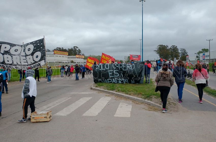 Organizaciones sociales cortan la Ruta 88 en apoyo a las familias de Guernica ante el desalojo