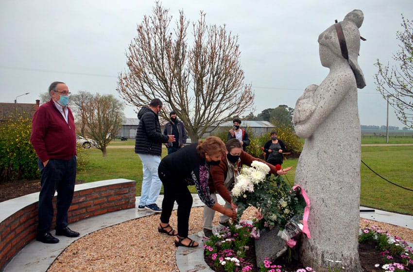 Lunghi inauguró un monumento que recuerda a las madres en Gardey