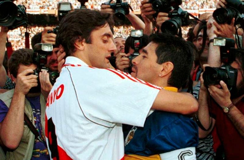Francescoli se acercó a despedir a su amigo Maradona a 25 años de un abrazo histórico
