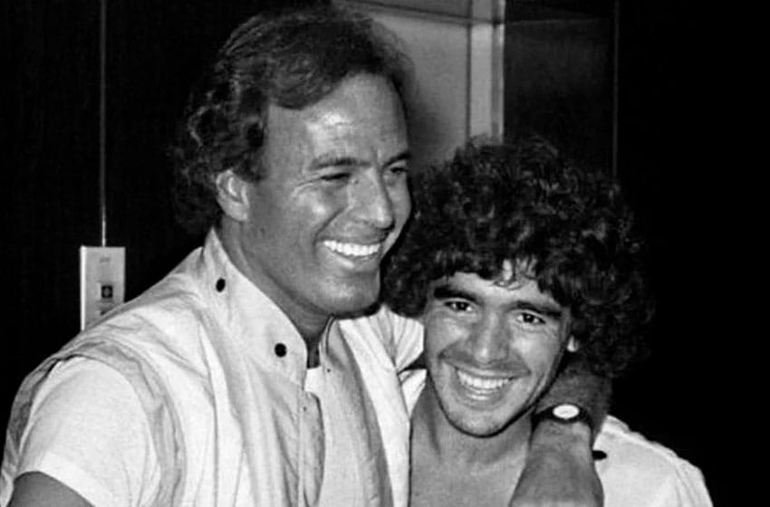 Julio Iglesias recordó a Maradona y confesó por qué está “escondido” y “sobreviviendo”