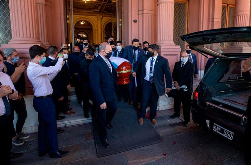 El último adiós: trasladan el cuerpo de Maradona hacia el cementerio de Bella Vista