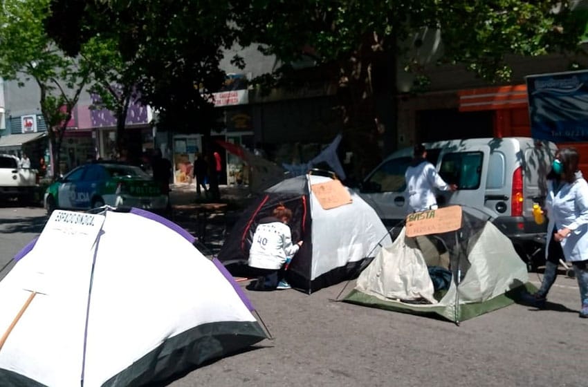 Trabajadores de la educación acampan frente al Ministerio de Trabajo: "Es insostenible"