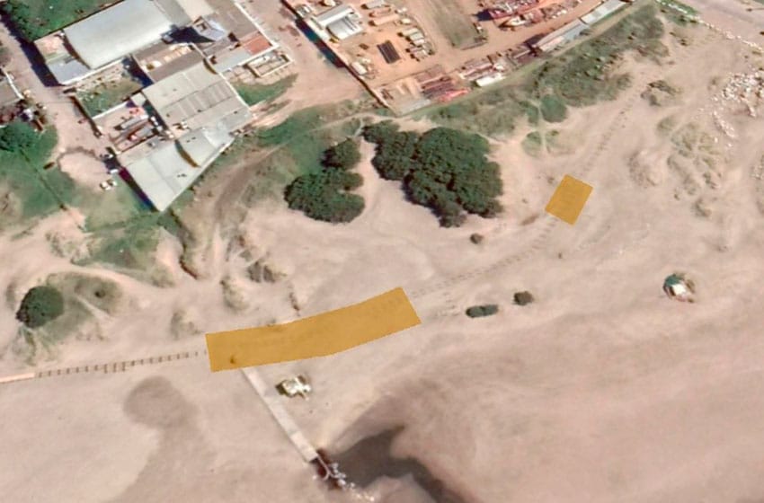 Comienzan los trabajos de traslado de arena a la parte pública de Playa Grande