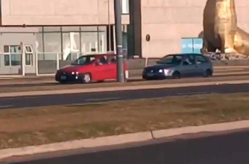 Video: la "picada" de dos autos en el acceso Norte y una problemática que se repite