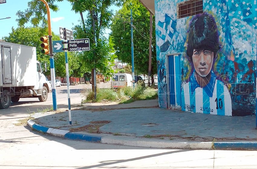 Homenaje marplatense a Maradona en un mural frente al club Alvarado