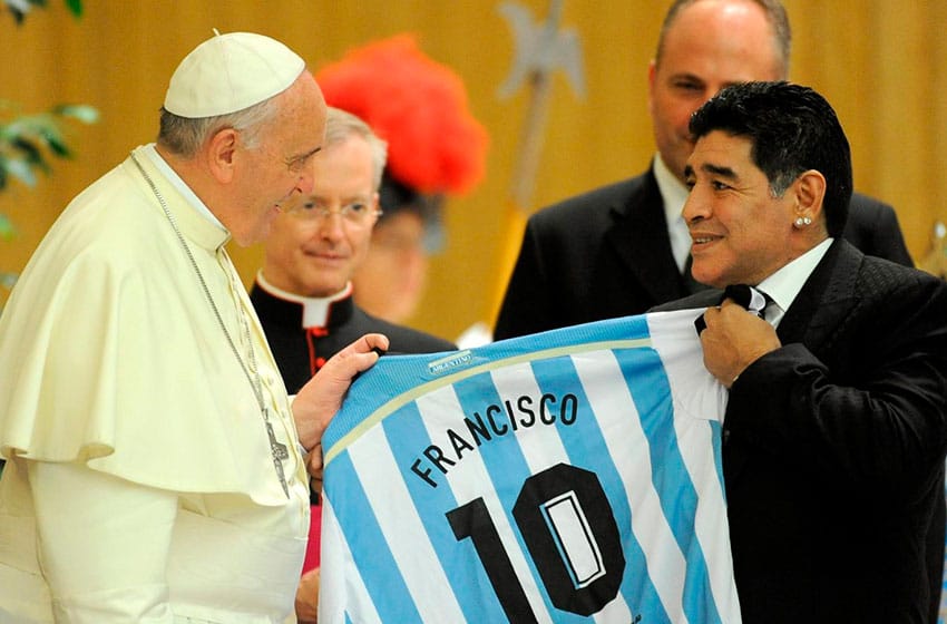 La familia Maradona recibió un rosario bendecido y enviado por el papa Francisco