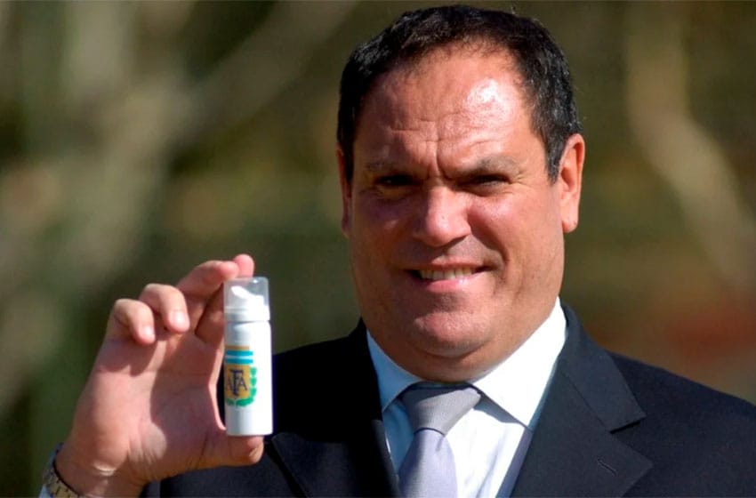 El argentino que inventó el aerosol del fútbol creó uno “anti coronavirus” para usar en la playa