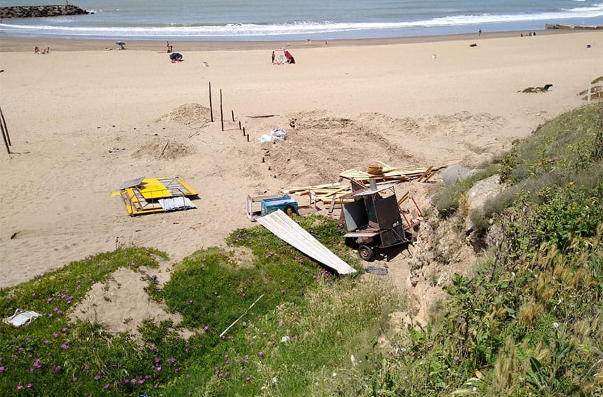 “No hay ninguna privatización de playas en Estrada y la costa”