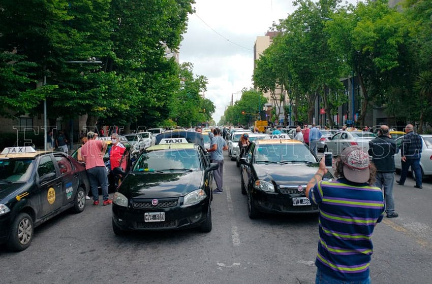 Movilización de taxis y remises contra el desembarco de "empresas ilegales como Uber"