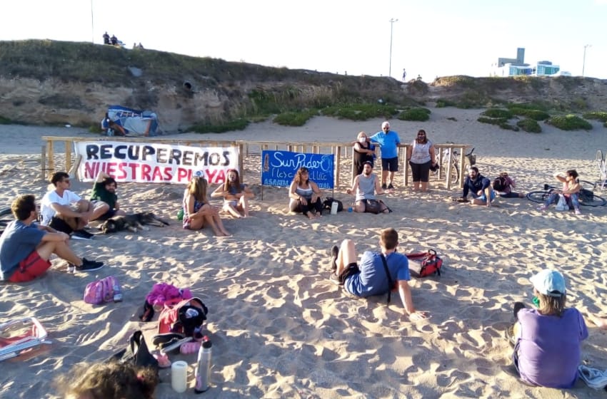 Se manifestaron en contra de "construcciones clandestinas" en las playas del norte