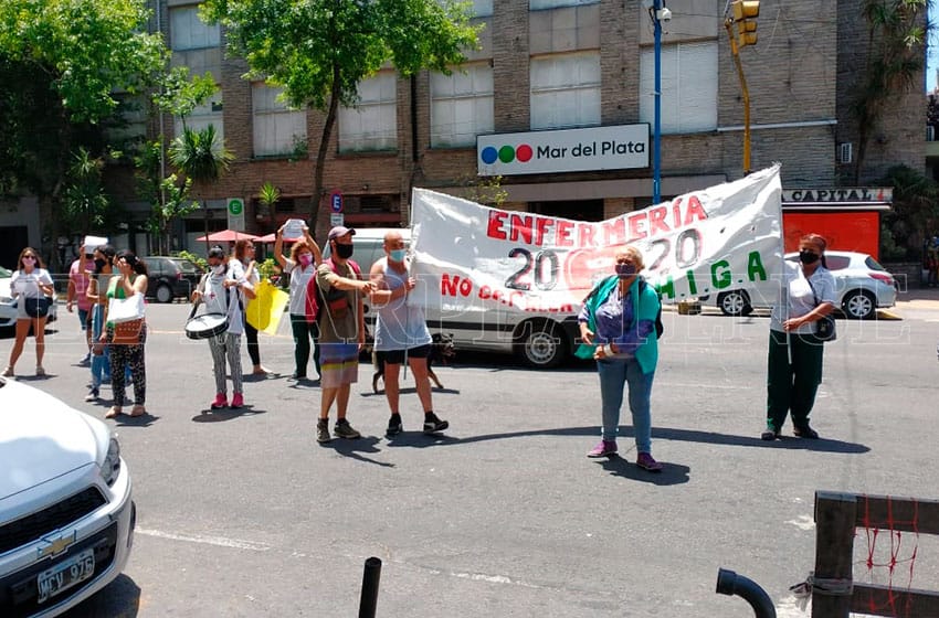 Enfermeros protestaron frente al Municipio: "Que la población se involucre, que tomen conciencia"
