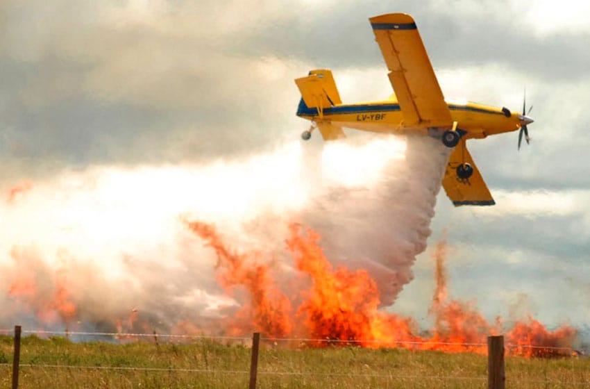 Brigadistas de Ambiente combaten incendios forestales en Corrientes y Río Negro