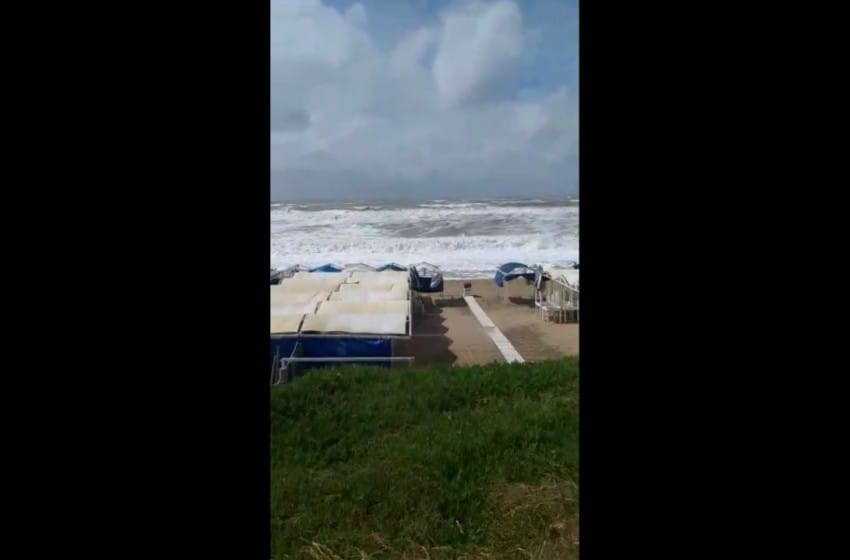 Videos: el temporal dejó en vilo a los balnearios del Sur y Punta Mogotes