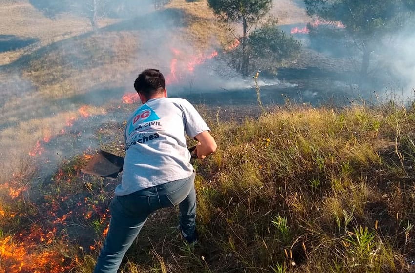 Un incendio arrasó con más de 10 hectáreas de terrenos detrás del Faro de Quequén