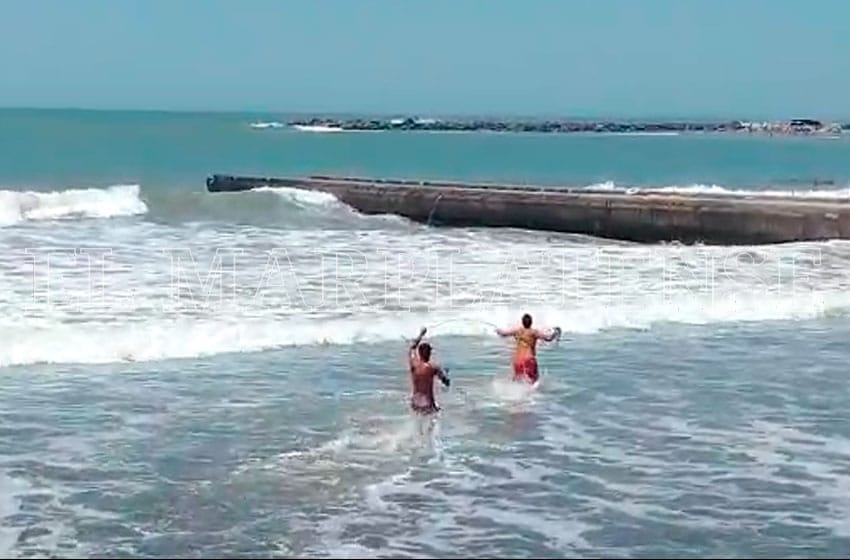Video exclusivo: guardavidas rescataron del mar a un joven en Playa Bristol