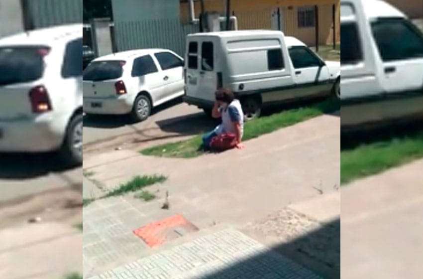 Video: así le robaron el auto a una maestra en la puerta de la escuela