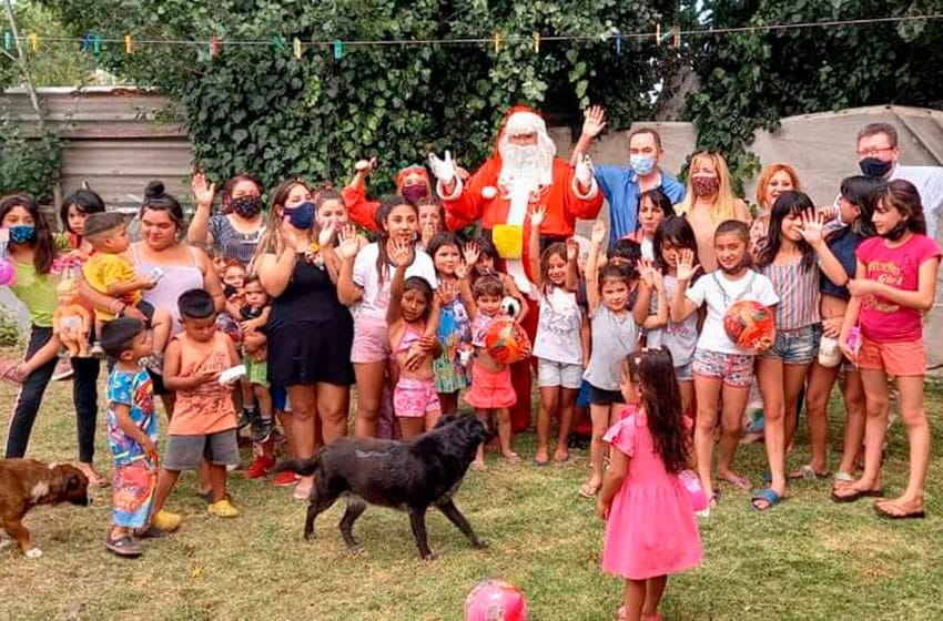Mil niños de barrios marplatenses disfrutaron de la alegría de Papá Noel y de los Reyes Magos