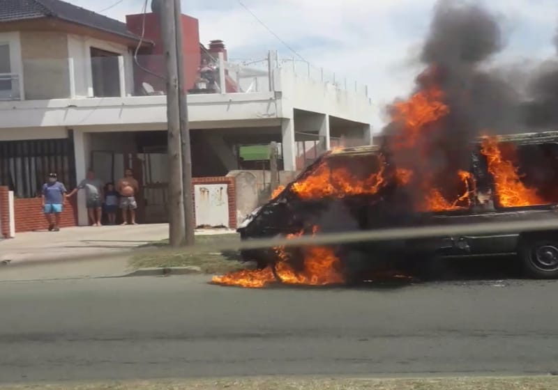 Un incendio destruyó un auto en Aragón y la Costa