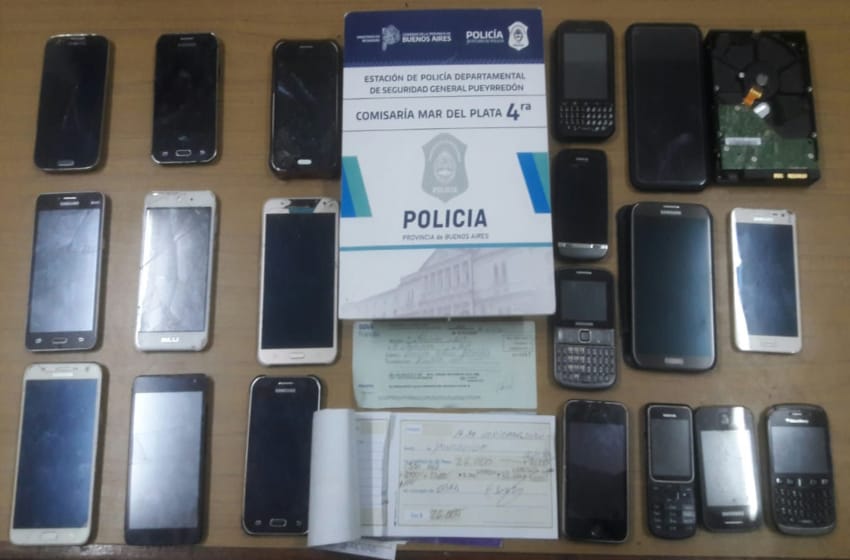 Allanamiento por estafas: incautaron dos escopetas, 19 celulares y 80 mil pesos