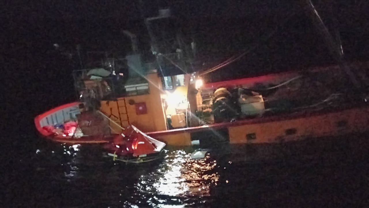 Video: se hundió un barco pesquero en la zona San Antonio Oeste
