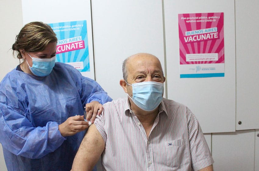 El intendente Paredi recibió la primera dosis de la vacuna Sputnik V