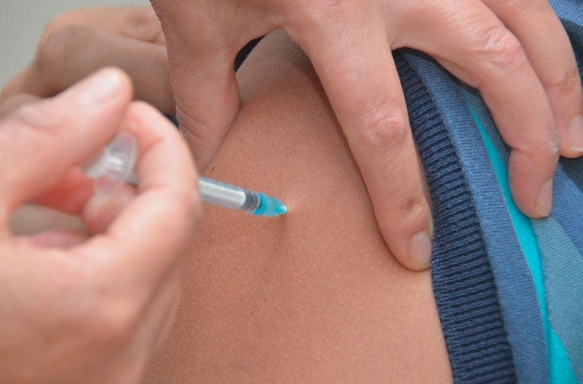 Coronavirus: tres provincias ya empezaron a vacunar a menores de 60 con factores de riesgo