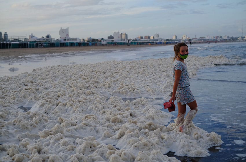 Por qué las playas de Mar del Plata se cubrieron con una densa espuma marina