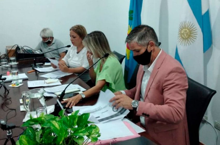 Otra polémica: denuncian que concejales del FdT y funcionarios de Navarro recibieron la vacuna