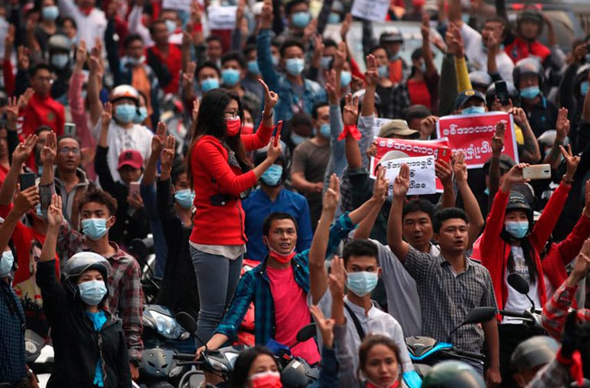 Myanmar vive una huelga general contra el golpe y las autoridades amenazan con represalias