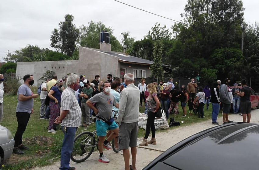 Abrazo solidario en repudio al ataque a balazos en la casa de la vecinalista de Playa Serena