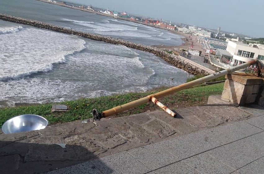 Viento y abandono: las ráfagas arrancaron una farola de la costa marplatense