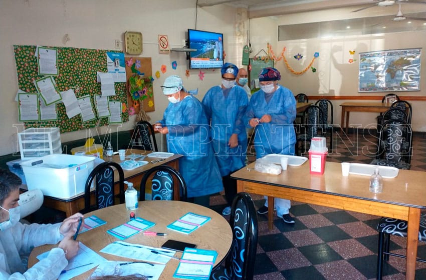 Ya vacunan en los geriátricos de Mar del Plata: "Es una alegría porque hace 11 meses que los abuelos están encerrados"