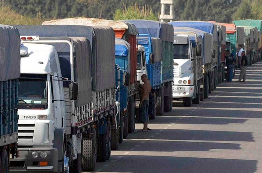 El Gobierno acordó con transportistas un aumento del 22,5% en la tarifa para el agro