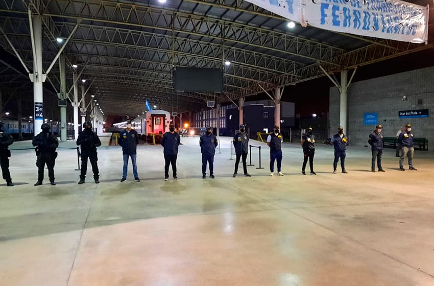 Gran despliegue nocturno de la policía federal en la estación de tren de Mar del Plata