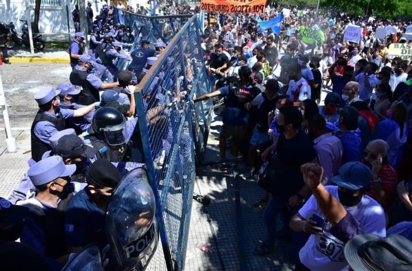 Tensión en Formosa: protestas y represión por el regreso a Fase 1