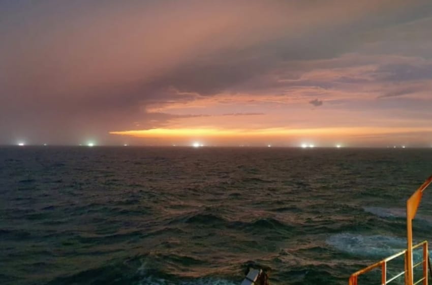 Según el último monitoreo de Greenpeace, el frente del Mar Argentino está “sitiado” por una flota de barcos extranjeros